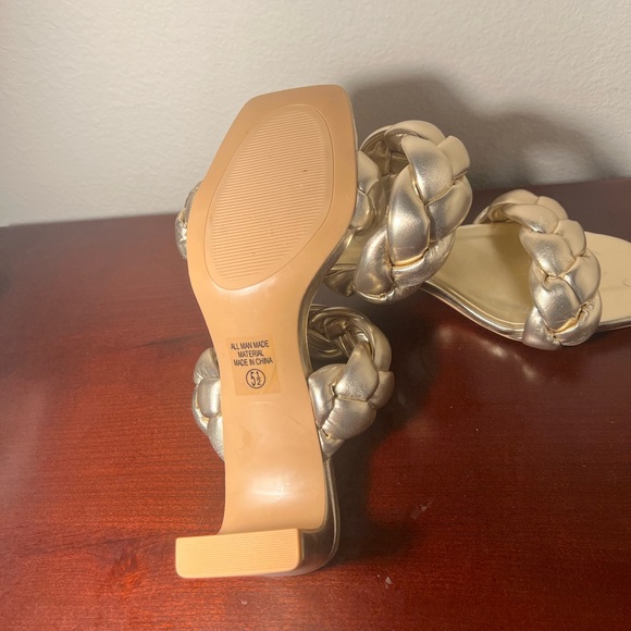 Gold Heels Size 5.5 fit also Size 6. - Picture 4 of 4